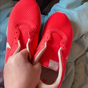 highlighter pink nike’s